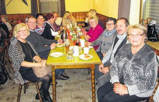 Gut besucht war die Zusammenkunft der SPD-Ortsvereine mit anschließendem "Weibertrunk" in Kleinaugsfeld; mit Roswitha Krauser (1. von rechts) und Reiner Greich (2. von rechts)