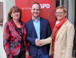 Alter und neuer SPD-Unterbezirksvorsitzender Matthias Kihn mit MdL Kathi Petersen (links) und MdB Sabine Dittmar