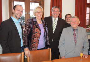 Gratulanten zu Heiner Schneiers (re.) 90. Geburtstag: (v.l.) UB-Vorsitzender Matthias Kihn, MdB a.D. Susanne Kastner, Bezirksrat Bernhard Ruß und OV-Vorsitzende Johanna Bamberg-Reinwand