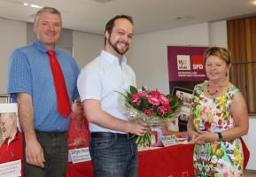 Gratulation zur Wahl: bisheriger Vorsitzender Jürgen Hennemann (links) und Bad Neustadts 2. Bürgermeisterin Rita Rösch gratulieren dem neuen Vorsitzenden Matthias Kihn