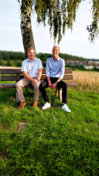 Entspannt auf der Bank, aber mit klarem Plan: Ullrich Pfuhlmann (rechts) und Roman Hermann blicken gemeinsam auf das, was in Eltmann und seinen Ortsteilen bewegt werden kann.