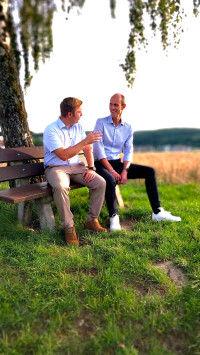 Wenn es um die Zukunft Eltmanns und seiner Ortsteile geht, zählt das Gespräch: Bürgermeisterkandidat Ullrich Pfuhlmann (rechts) im Austausch mit SPD-Vorsitzendem Roman Hermann.