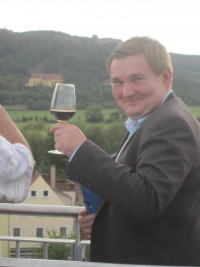 Rhön-Grabfelds SPD-Kreisvorsitzender genießt den Ausblick mit einem guten Roten in der Hand